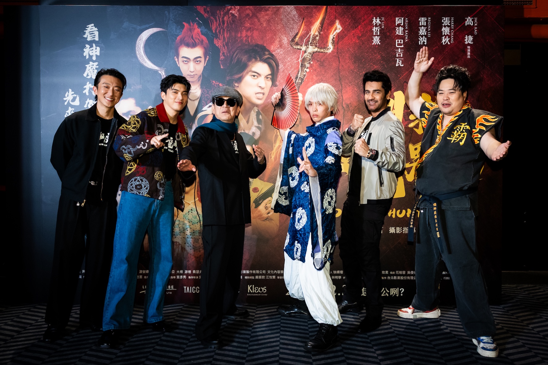 《叫我驅魔男神》演員齊聚在變裝派對特映活動與變裝觀眾合影。(圖/光盛影業提供)