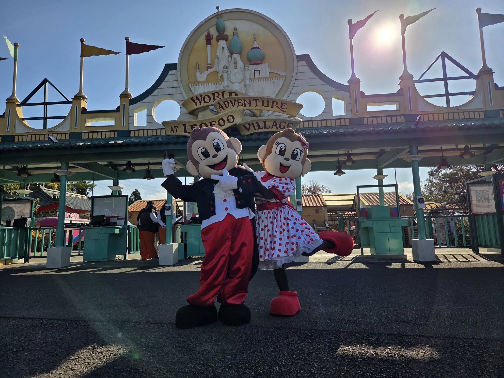 六福村宣布禁止攜帶露營手拉車、平板手推車、行李箱、多功能收納車,引發民眾反彈。(圖/翻攝自六福村主題遊樂園臉書)