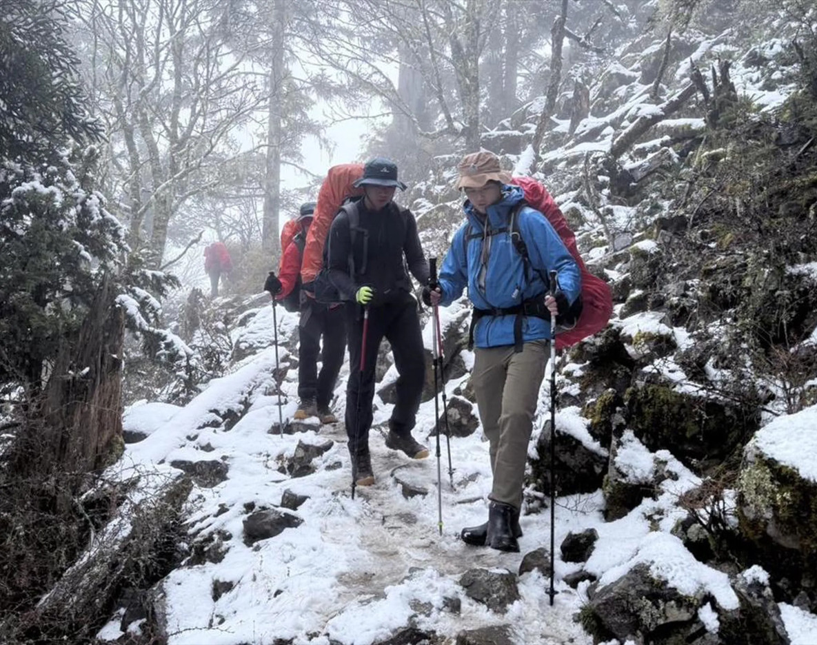 2支登山隊在不同時間挑戰「雪山西稜」縱走路線，結果2名山友發生失溫死亡。（圖／台中市消防局提供）