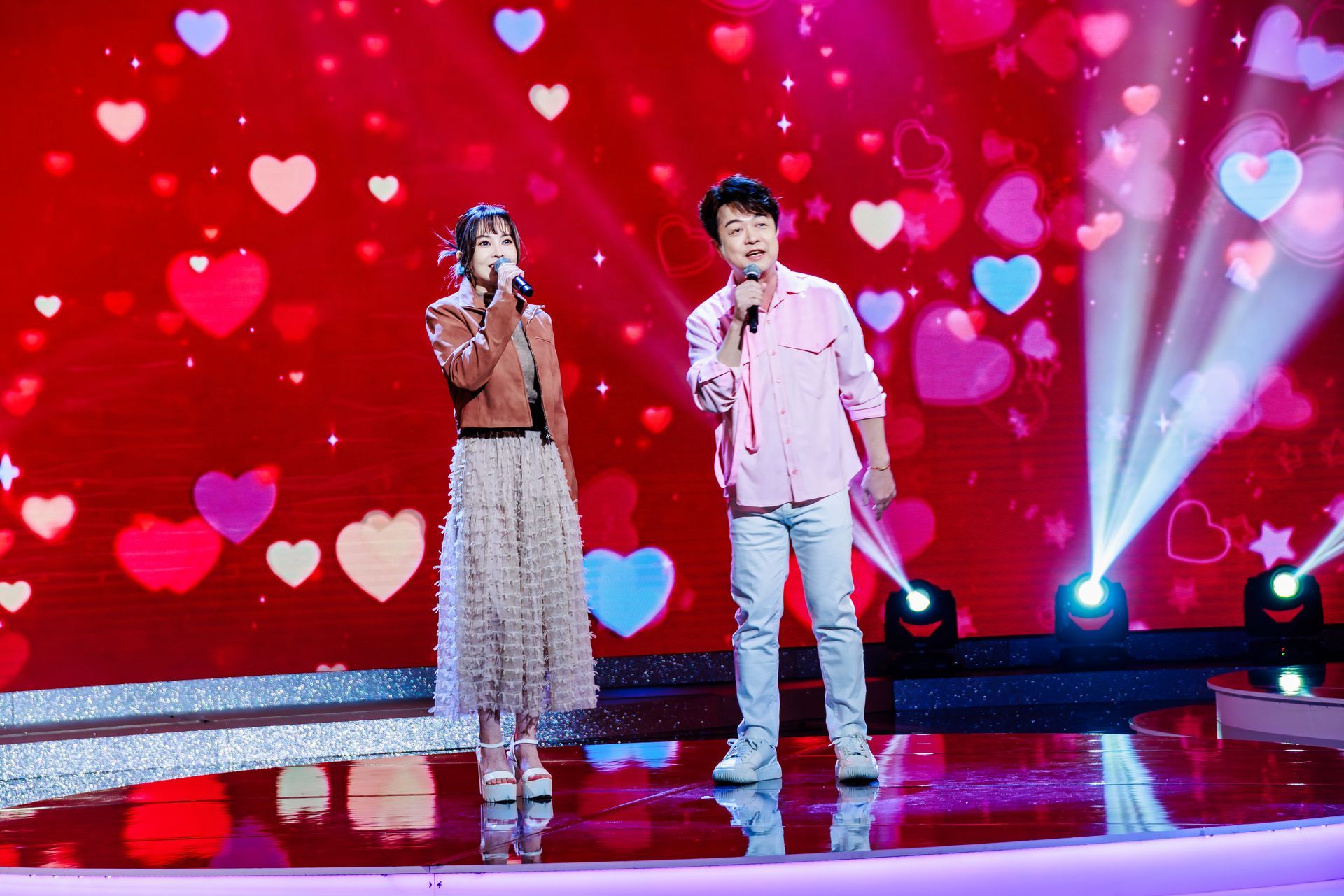 杜忻恬、翁立友節目中深情對唱。（圖／中天提供）