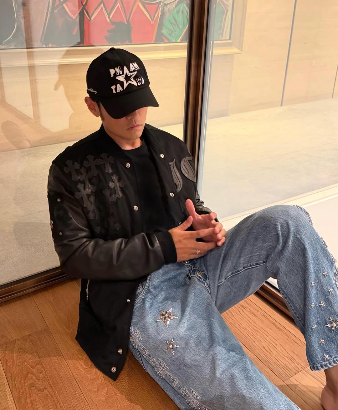 周杰倫的牛仔褲是「Chrome Hearts Canes Exclusive Diamond Crosses Sliver JEANS」。(圖/翻攝自周杰倫IG)