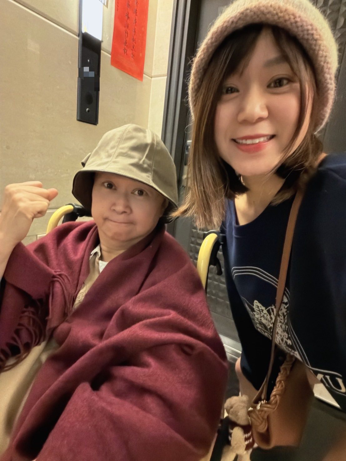 王月(左)有女兒在旁鼓勵。(圖/翻攝王月臉書)