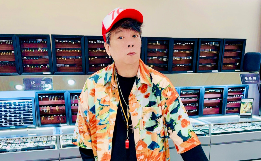 曹西平過去在泰國定居,曾全身癱軟昏迷3天。(圖/翻攝自曹西平臉書)