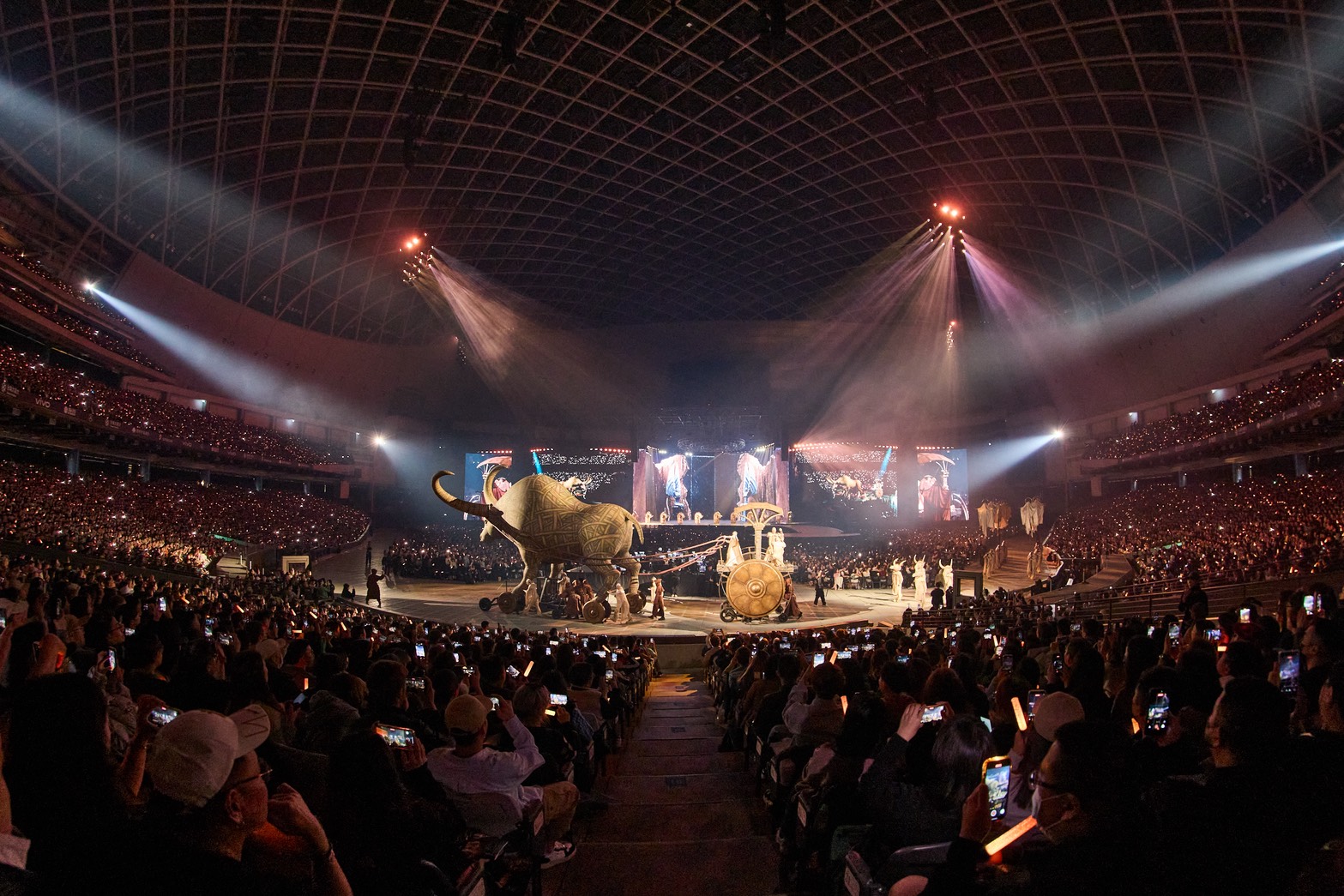 《PLEASURE》舞台壯觀，機關一大堆。（圖／讀者提供）