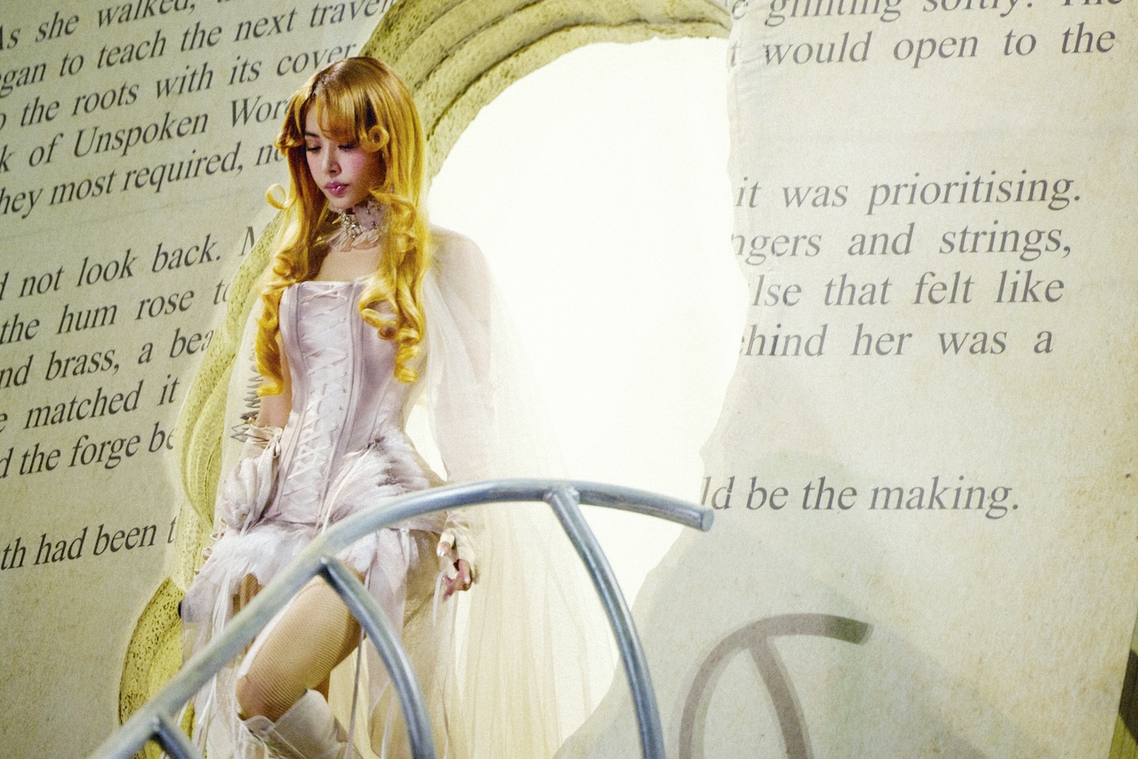 有夠誇張！蔡依林竟然從書本中走出來。（圖／凌時差提供）