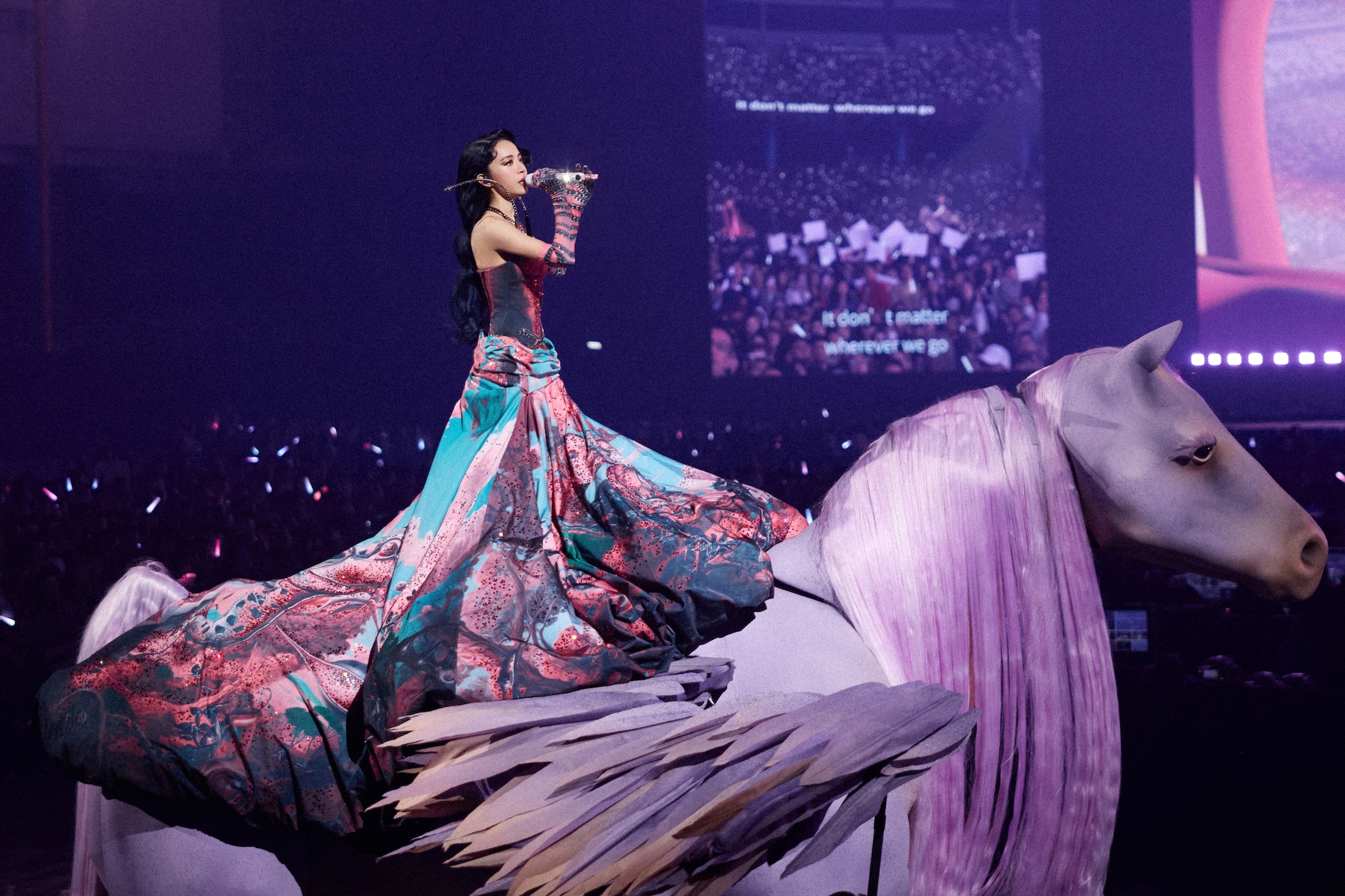 蔡依林搭乘飛馬環場。（圖／凌時差提供）