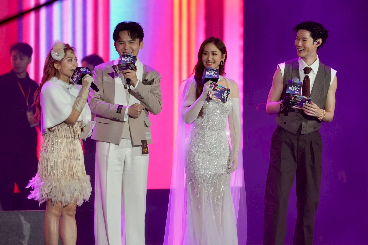 夏和熙(右起)、吳姍儒、黃豪平、圓圓攜手主持台北跨年。(圖/陳明中攝)