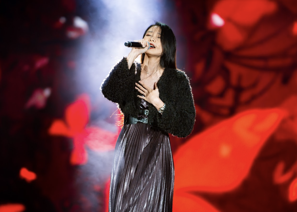 歌手陳忻玥演唱《炙愛》。（圖／年代提供）