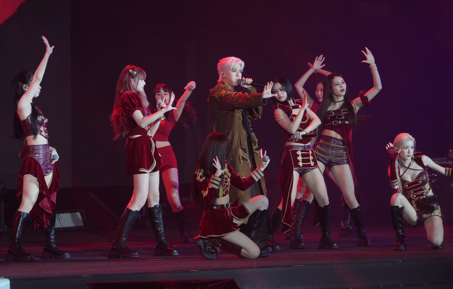 畢書盡跟GENBLUE幻藍小熊合唱〈SPOT〉。（圖／陳明中攝）