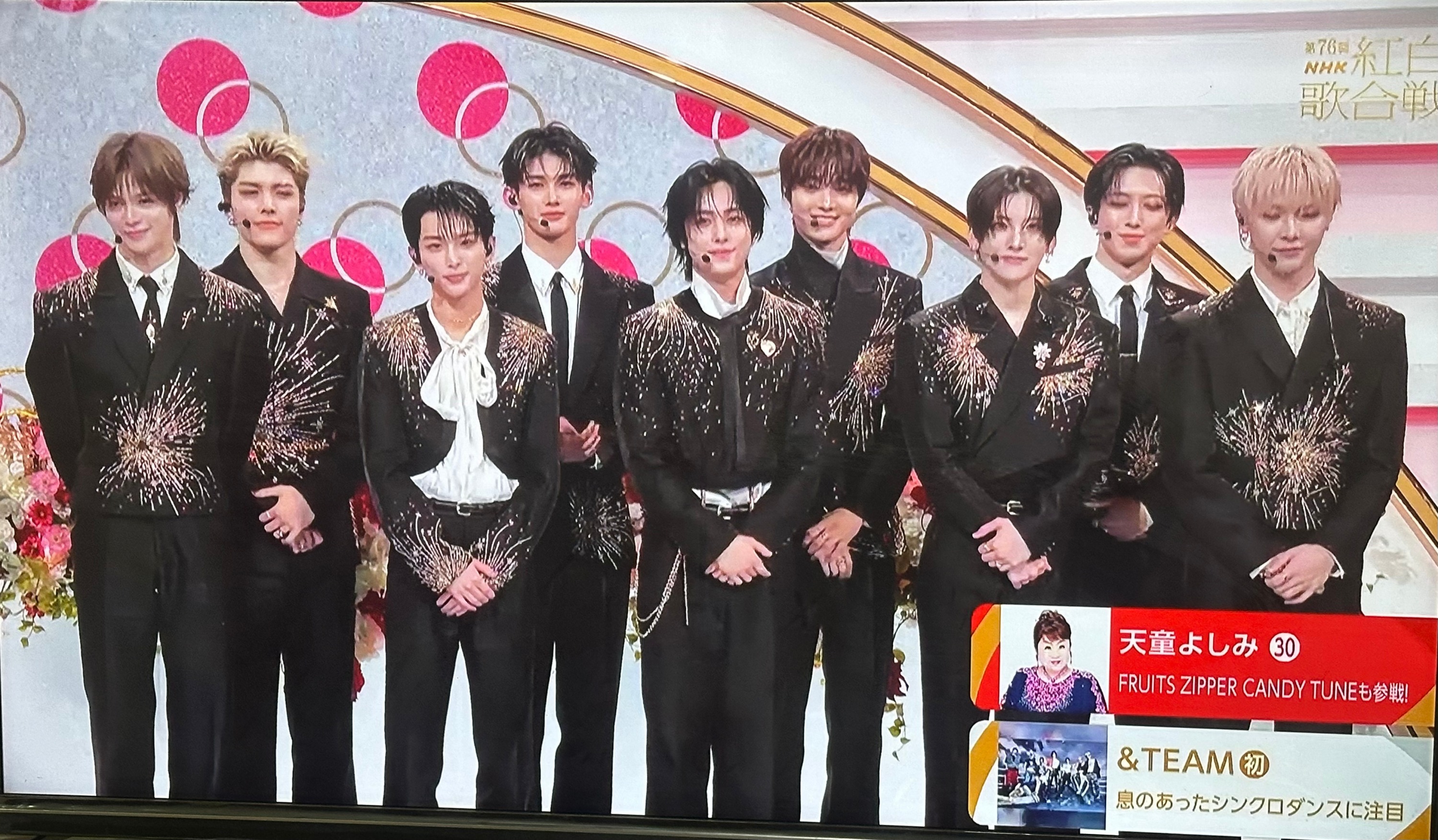 9人男團&TEAM首次登上紅白，台灣成員NICHOLAS（右一）寫下新紀錄。（圖／翻攝自NHK）