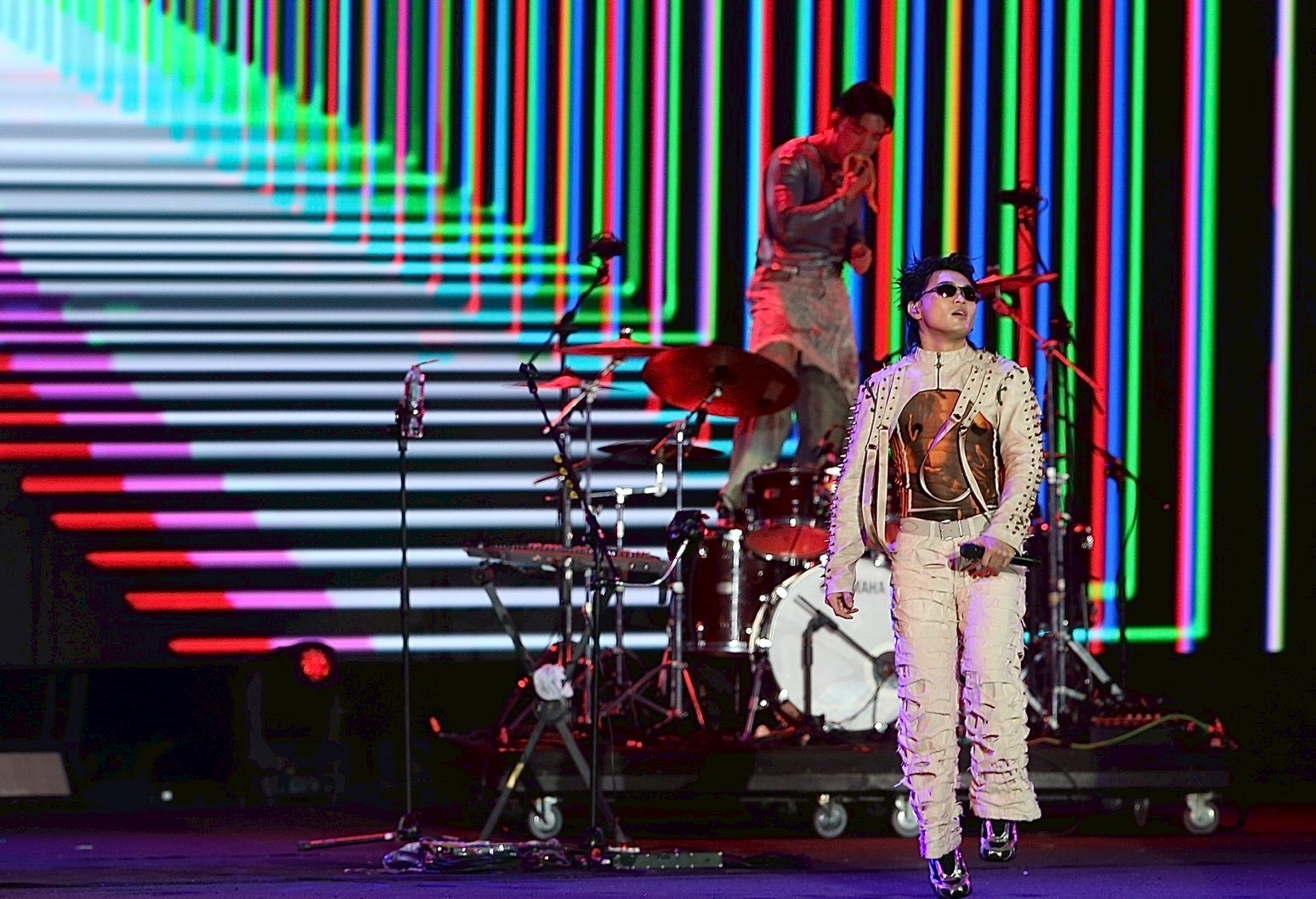 美秀集團擔任台北跨年開場演出,鼓手鐘錡無厘頭在台上吃香蕉。(圖/陳明中攝)