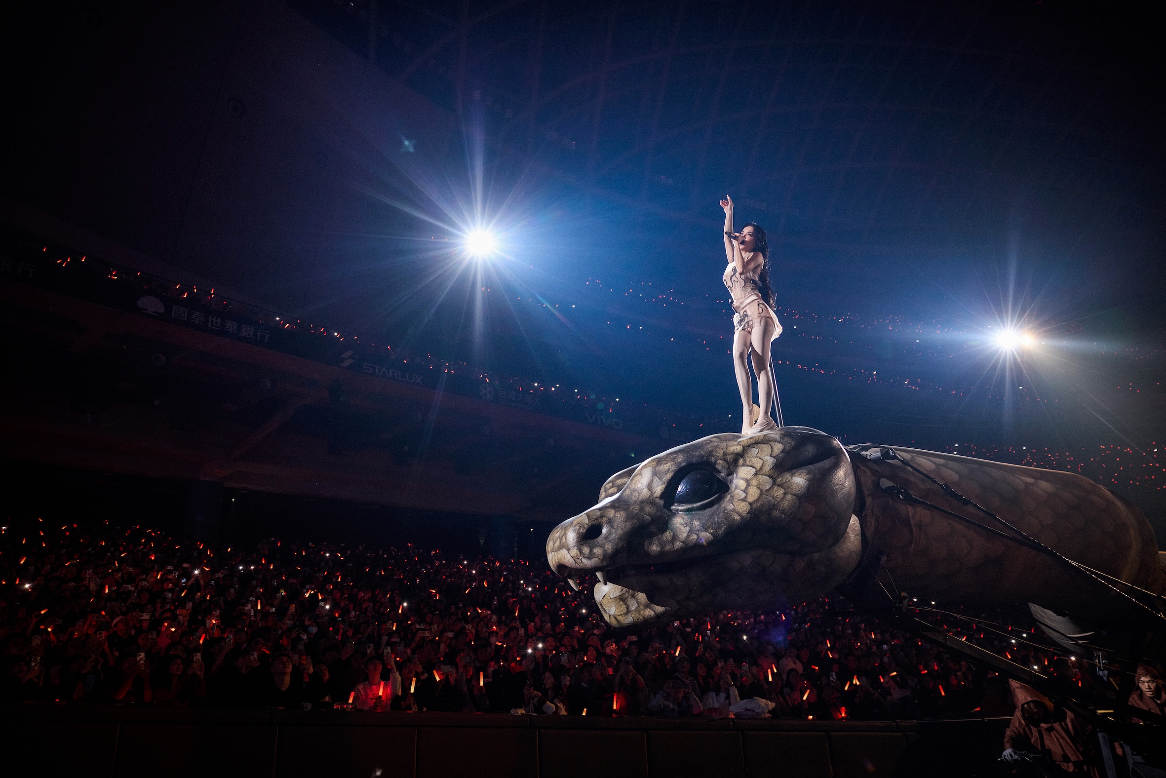 演唱會以1.7億打造的各類的華麗巨型道具。（圖／凌時差提供）
