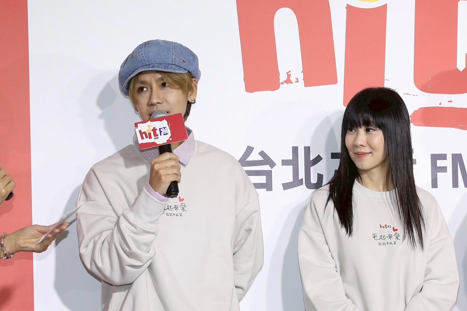 鼓鼓（左）、白安都領養過不少毛孩子，這次出席「2025毛起來愛」公益記者會號召集糧送愛。（圖／記者王人傑攝）