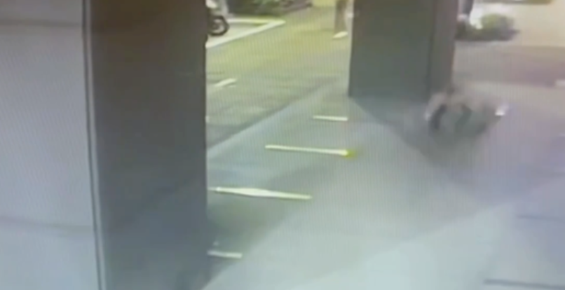 運將被嚇到連滾帶爬。（圖／美而快官網）