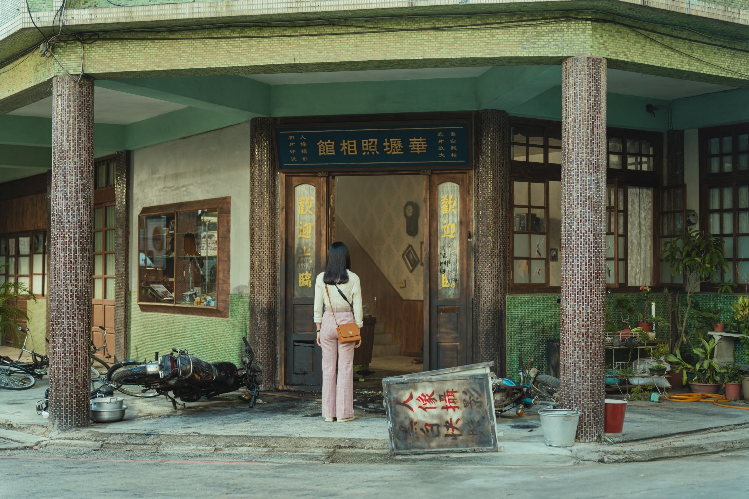 《那張照片裡的我們》相館拍攝地恰巧也是1977年完工。(圖/瀚草文創GrX STUDIO提供)