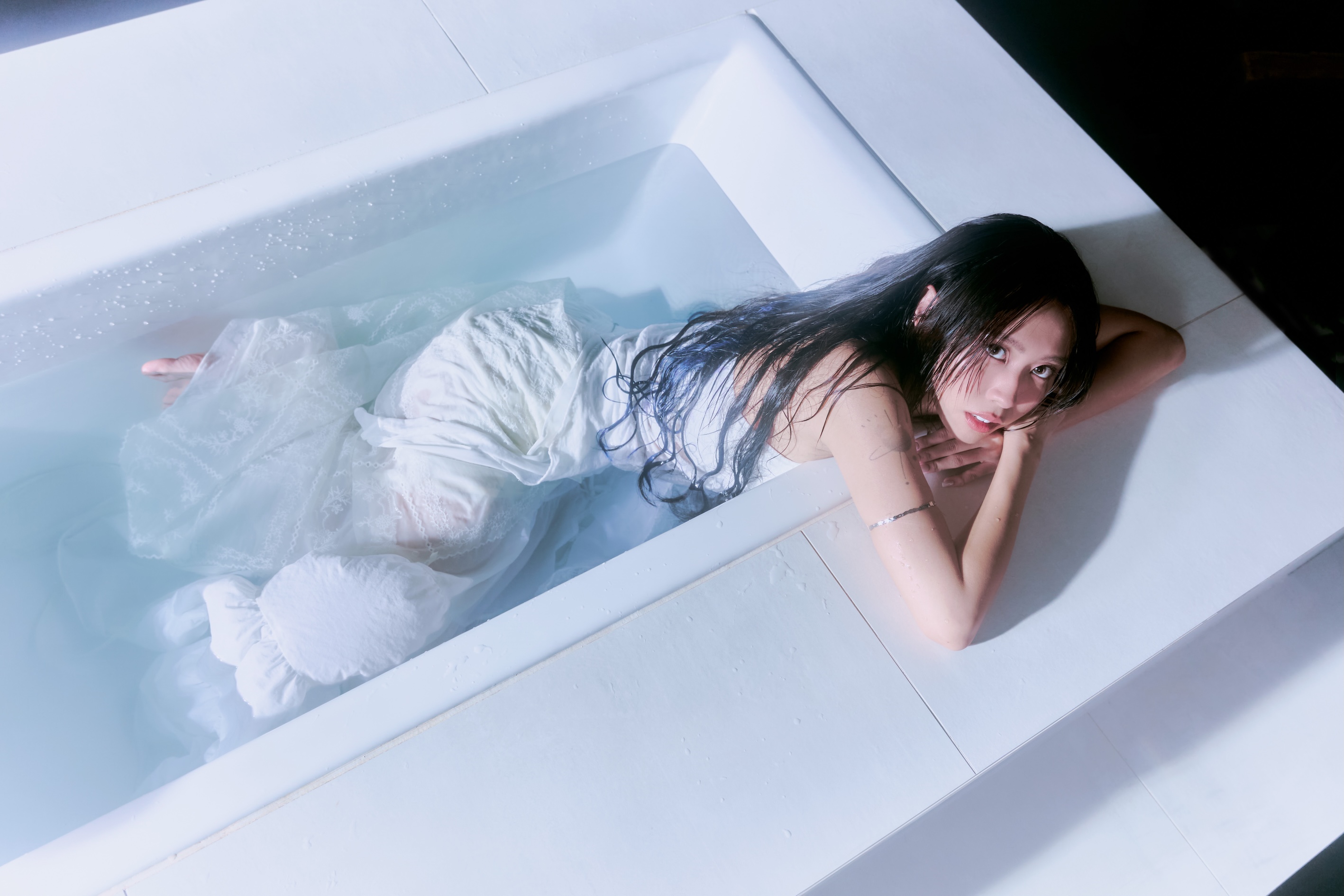 李芷婷潛入浴缸呈現水的溫柔與吞噬感。（圖／華納音樂提供）