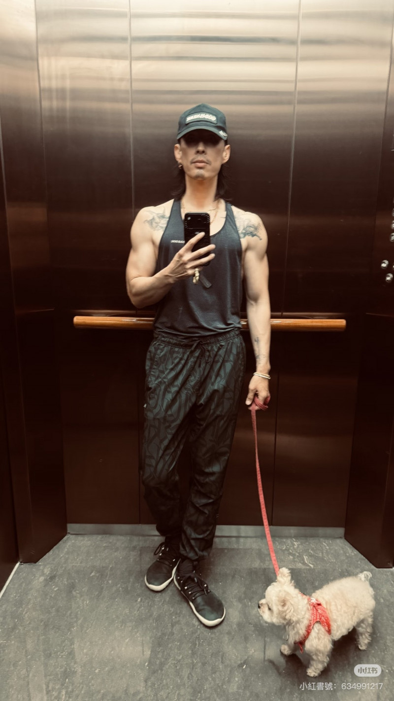 吳建豪暴瘦遛狗。(圖/翻攝小紅書)
