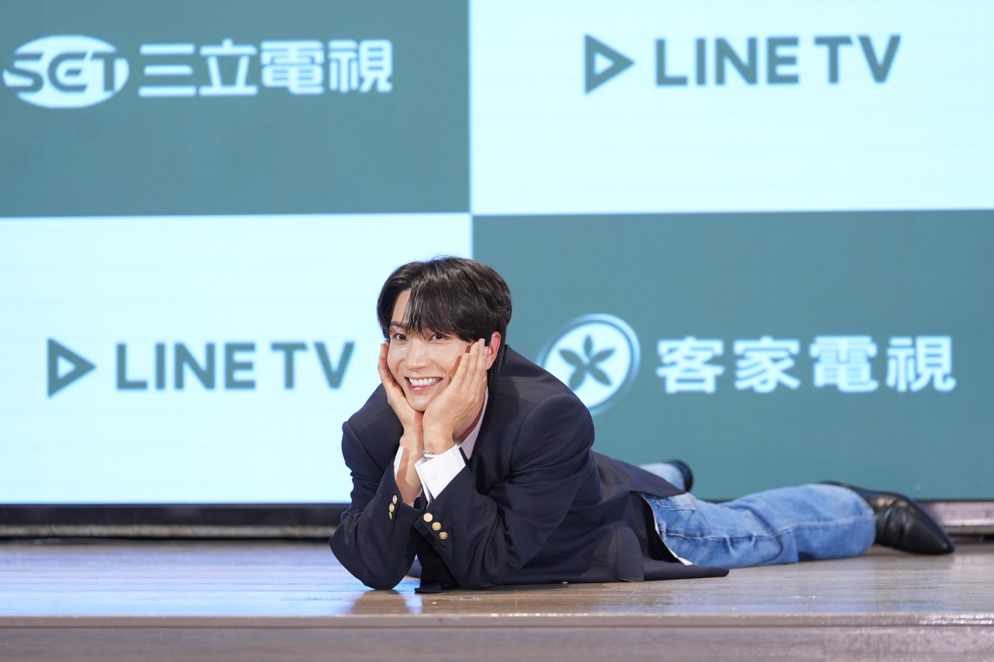 利特耍萌，趴在地上。（圖／記者陳明中攝）