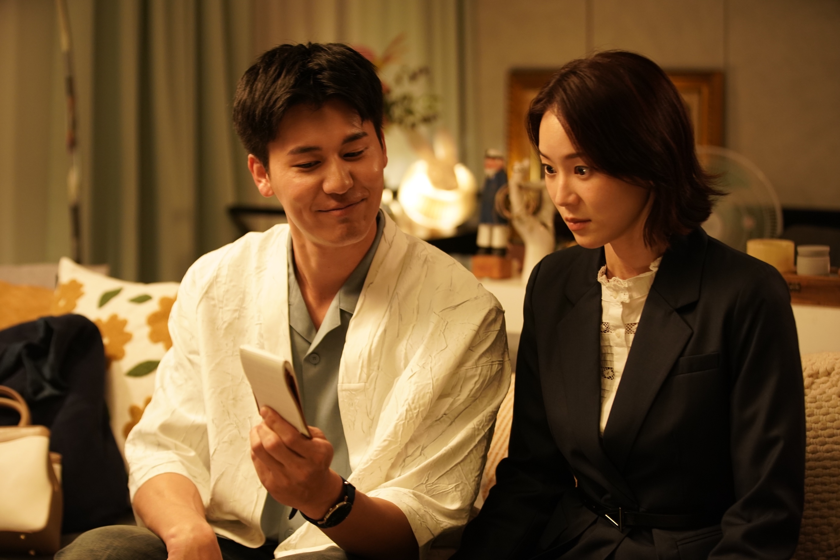 劇中鍾瑶（左）與日本男友風田大談遠距離戀愛。（圖／彼此影業 提供）