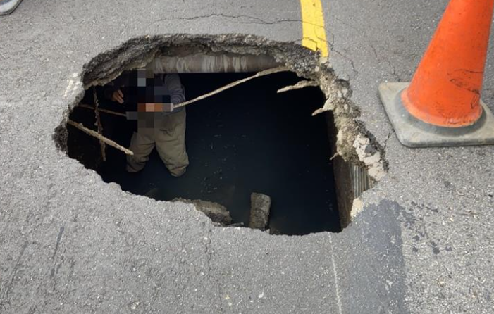 新莊突現「2公尺」巨坑　工務局急封閉「復興路一段」搶修