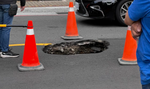 新莊突現「2公尺」巨坑。(圖/翻攝畫面)