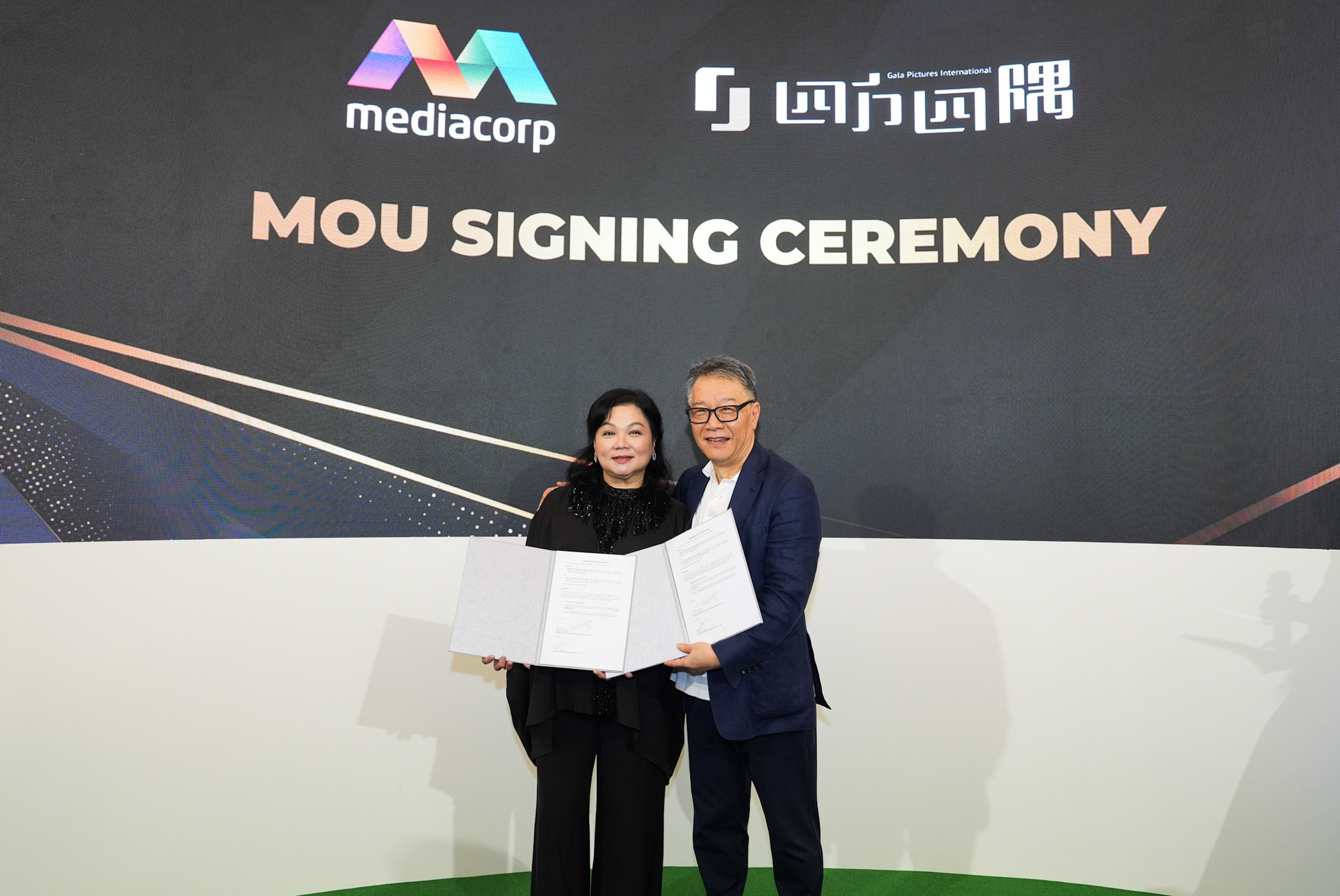 八大電視總經理暨四方四隅董事王克捷（右）與新加坡新傳媒集團首席內容長林麗慧， 宣布將共同開發與製作。（圖／八大提供）