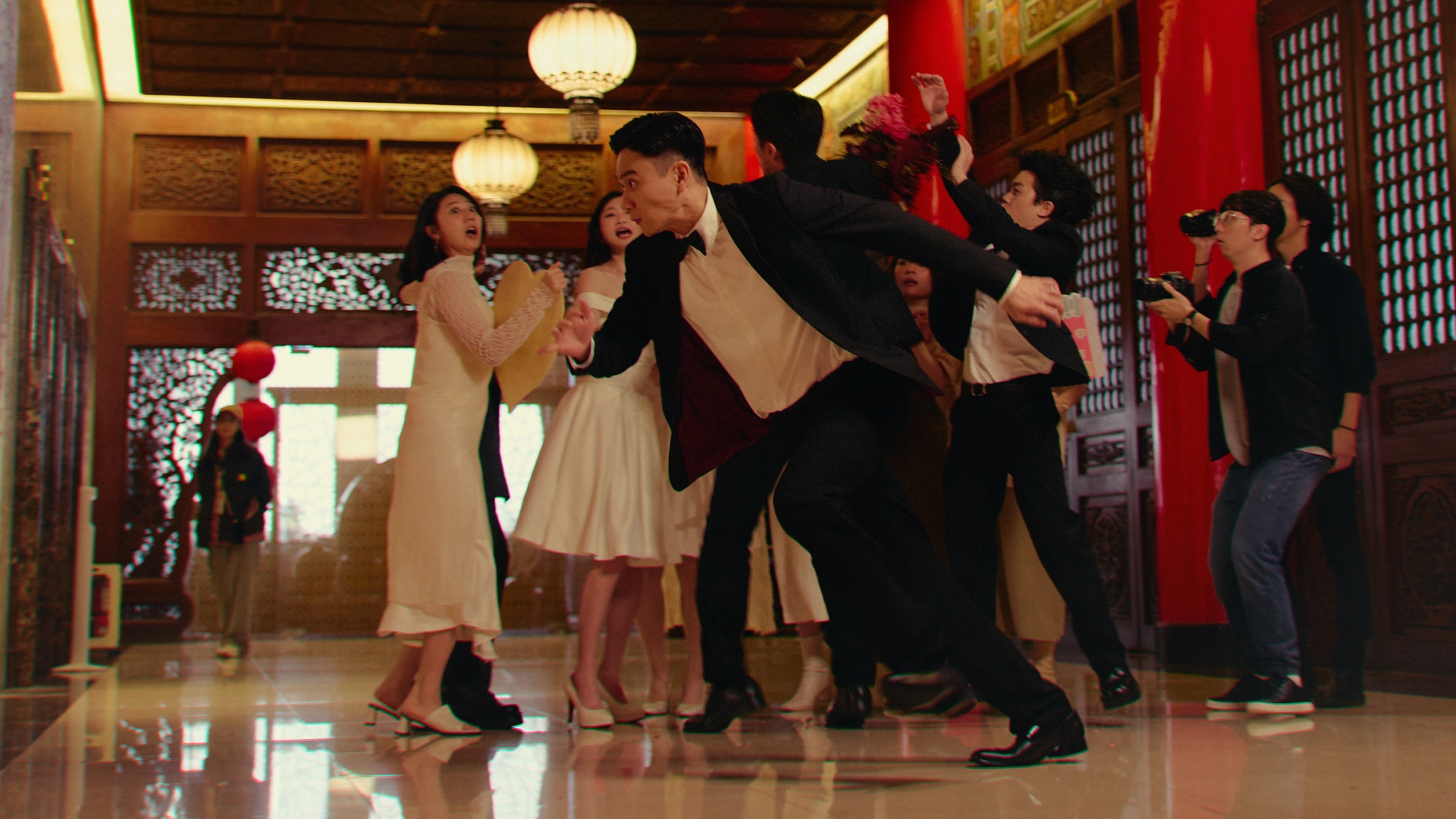 《雙囍》劉冠廷「一天兩場婚禮」崩潰忙翻。（圖／水花電影提供）