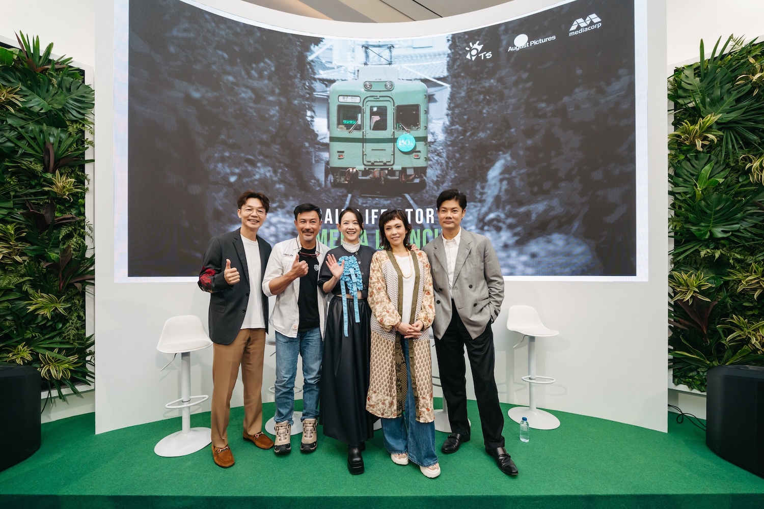 《列車人生》來自台灣與新加坡的主持人李國煌（左起）、林明倫、曾寶儀、陳潔儀、楊君偉發佈會現場大合照。（圖／公視提供）