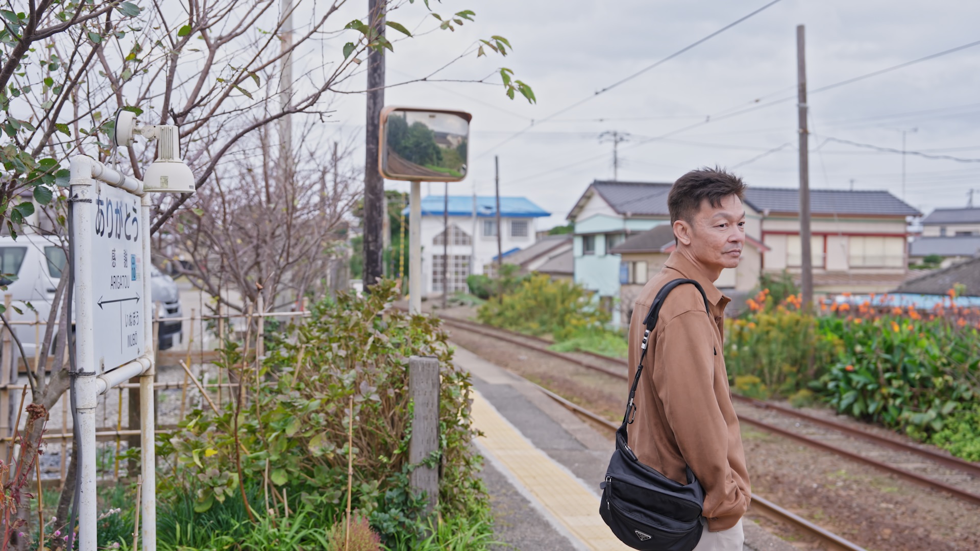 新加坡喜劇天王李國煌前往日本搭乘銚子電鐵及大井川蒸汽火車，探尋「重生的力量」。（圖／公共電視、新傳媒提供）
