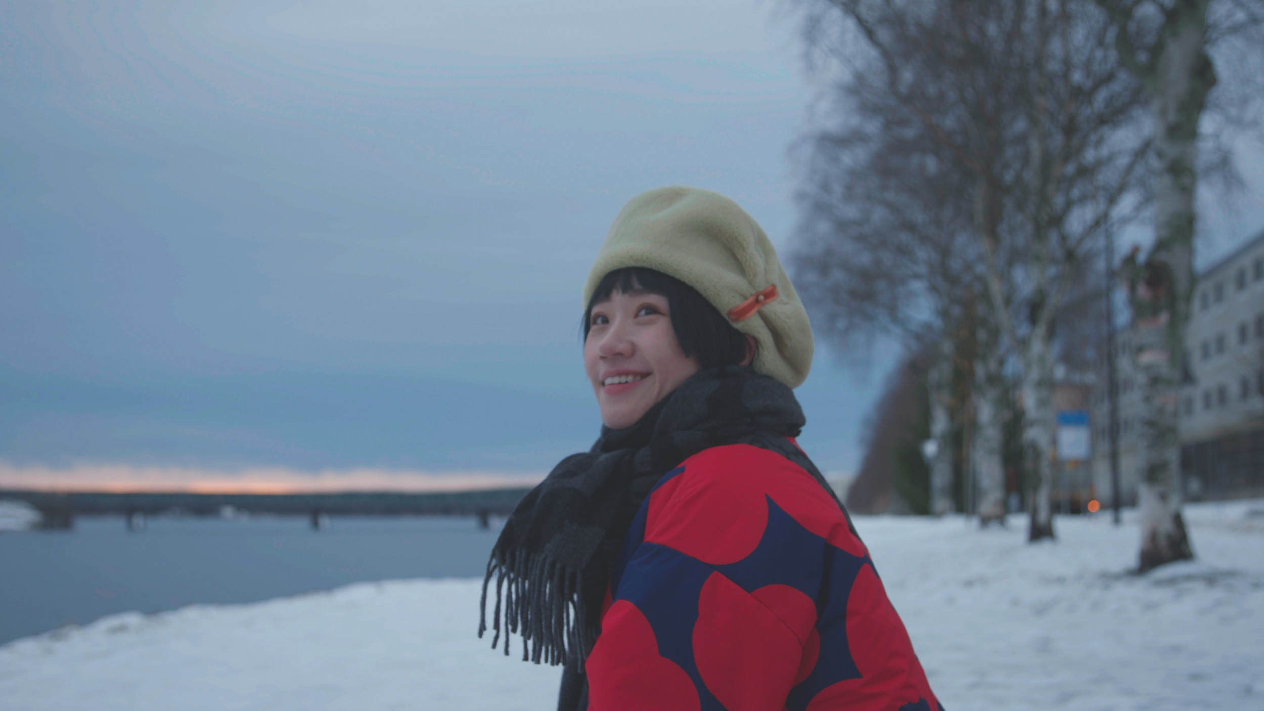 主持人Lulu黃路梓茵踏上「全球最幸福國家」芬蘭的雪地旅程，尋找「幸福的定義」。（圖／公共電視、新傳媒提供）