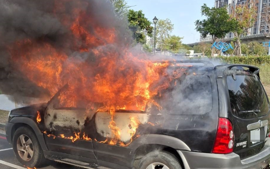 台中太平「火燒車」出現焦屍　熊熊火焰竄出車窗畫面曝