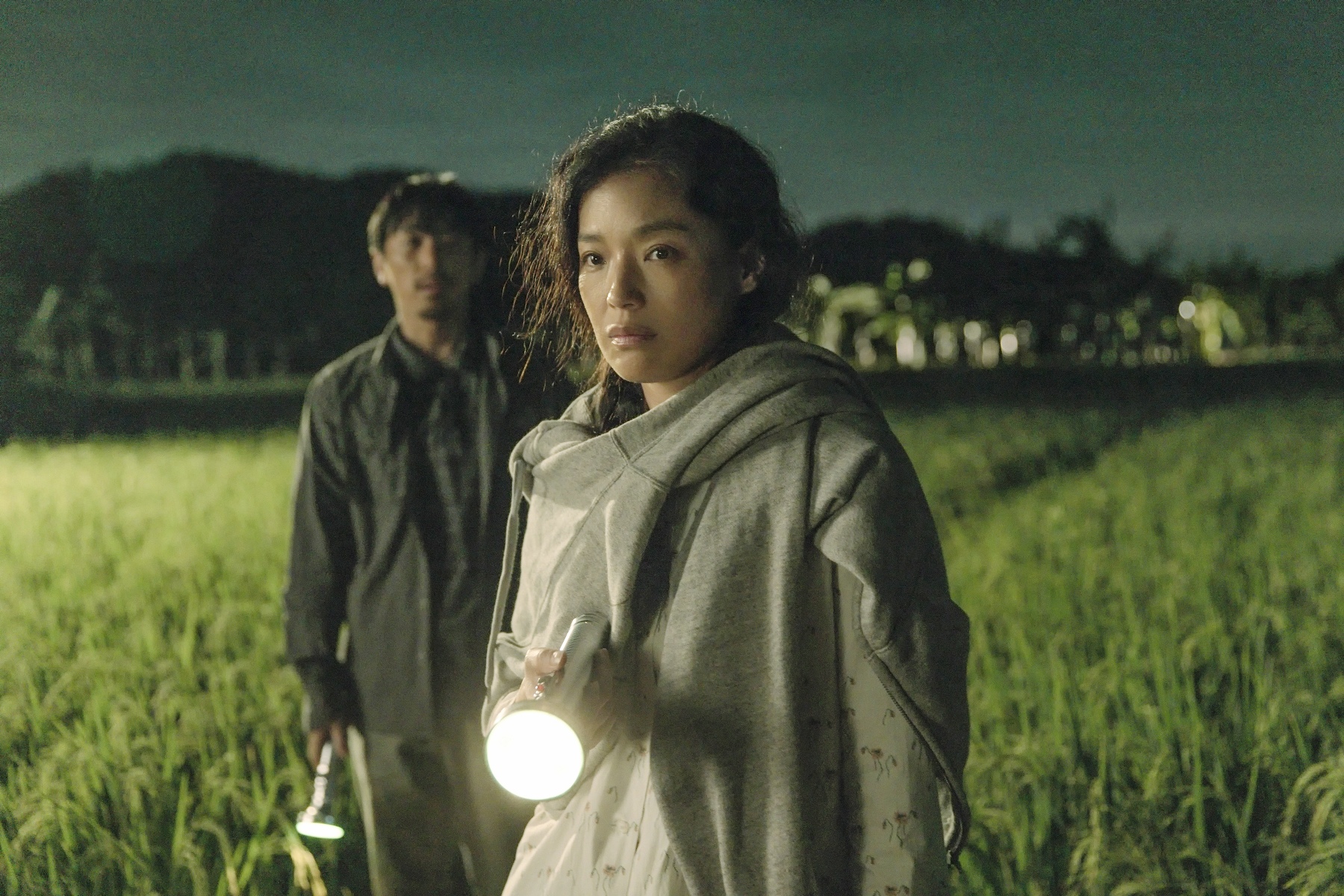 舒淇（右）為了真實詮釋角色，不僅素顏入戲、深入農村生活。（圖／采昌提供）