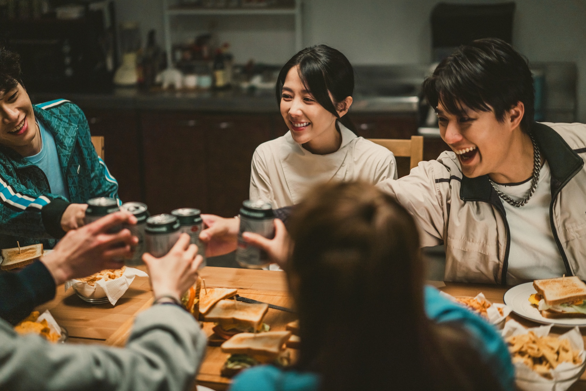 《啵me之我的青春住了鬼》邵雨薇和「青春五人幫」一起共度溫馨的劇場時光。(圖/風暴國際提供)