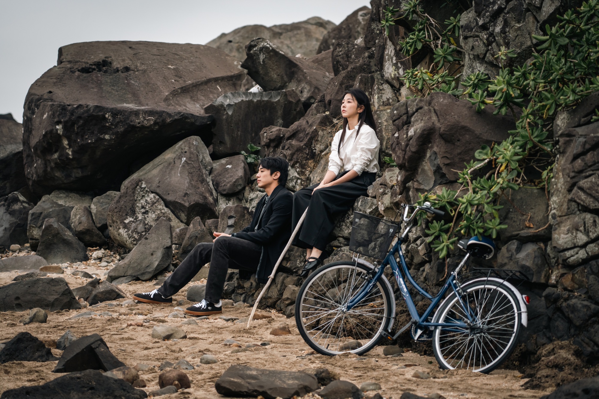 《啵me之我的青春住了鬼》邵雨薇(右)和初孟軒在海邊談心,兩人各自藏著心事。(圖/風暴國際提供)