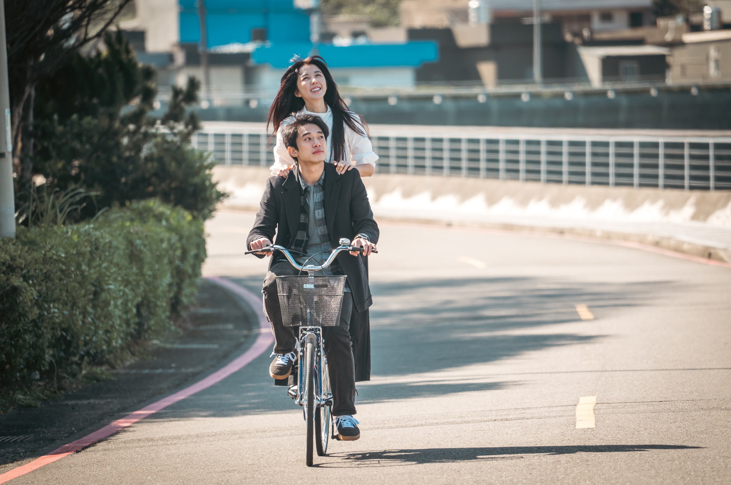 《啵me之我的青春住了鬼》初孟軒騎腳踏車載著邵雨薇,兩人要忍受寒風吹拂。(圖/風暴國際提供)