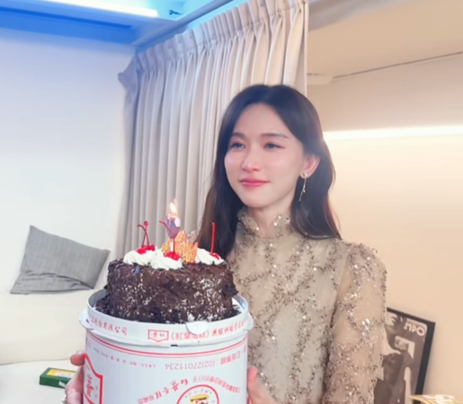 51歲林志玲收生日蛋糕淚崩。（圖／翻攝林志玲小紅書）