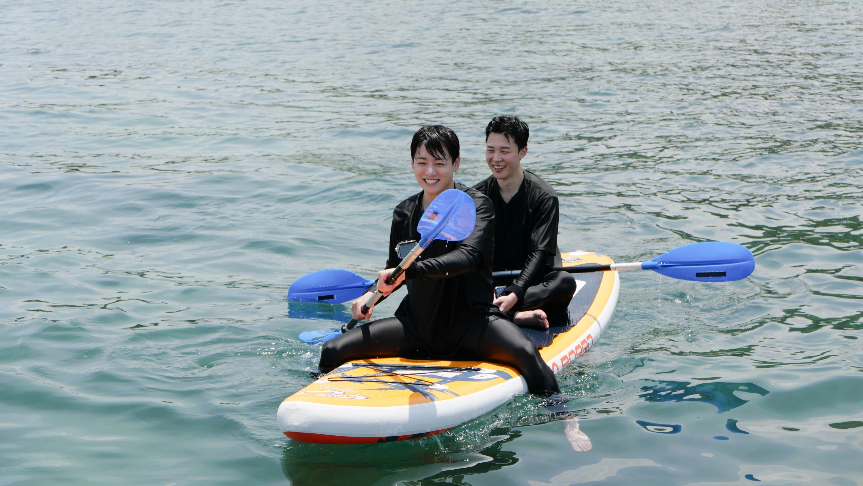 BTS成員Jimin、柾國在旅遊實境秀《ARE YOU SURE?!》展現調皮模樣。（圖／Disney+提供）