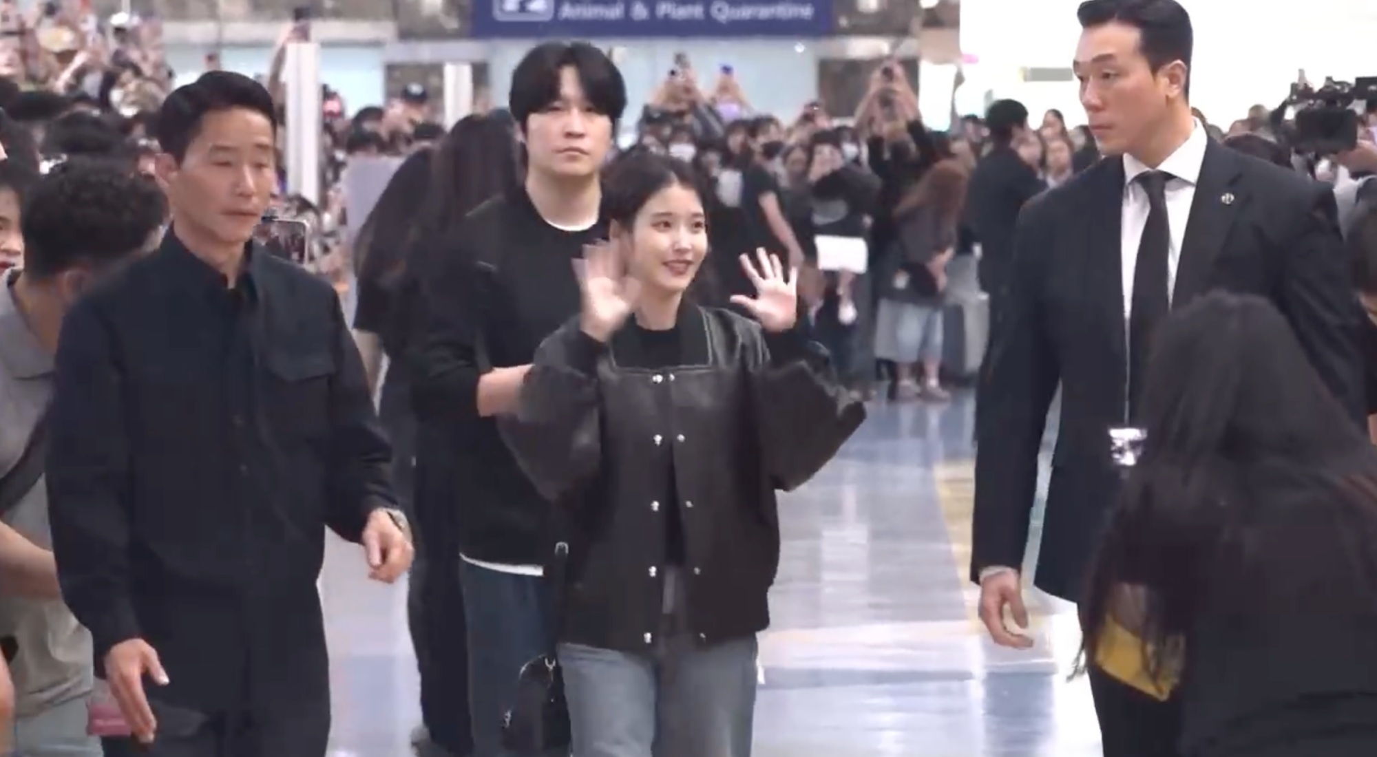 IU在小港機場不斷向粉絲比愛心揮手，模樣十分可愛。（圖／娛樂中心）