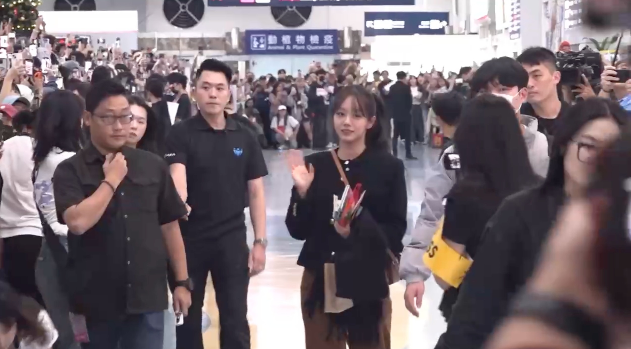 惠利在機場親切與粉絲互動。（圖／娛樂中心）