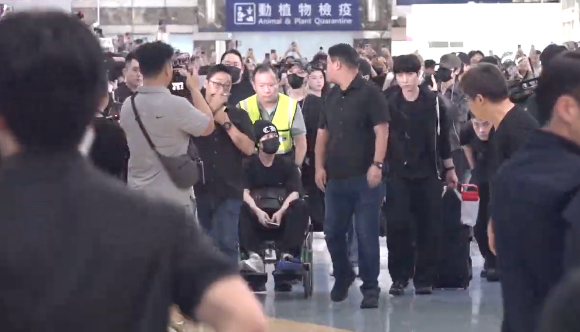 AAA／Stray Kids成員Leeknow腳傷坐輪椅現身機場　CORTIS首來台趙雨凡鞠躬掀尖叫