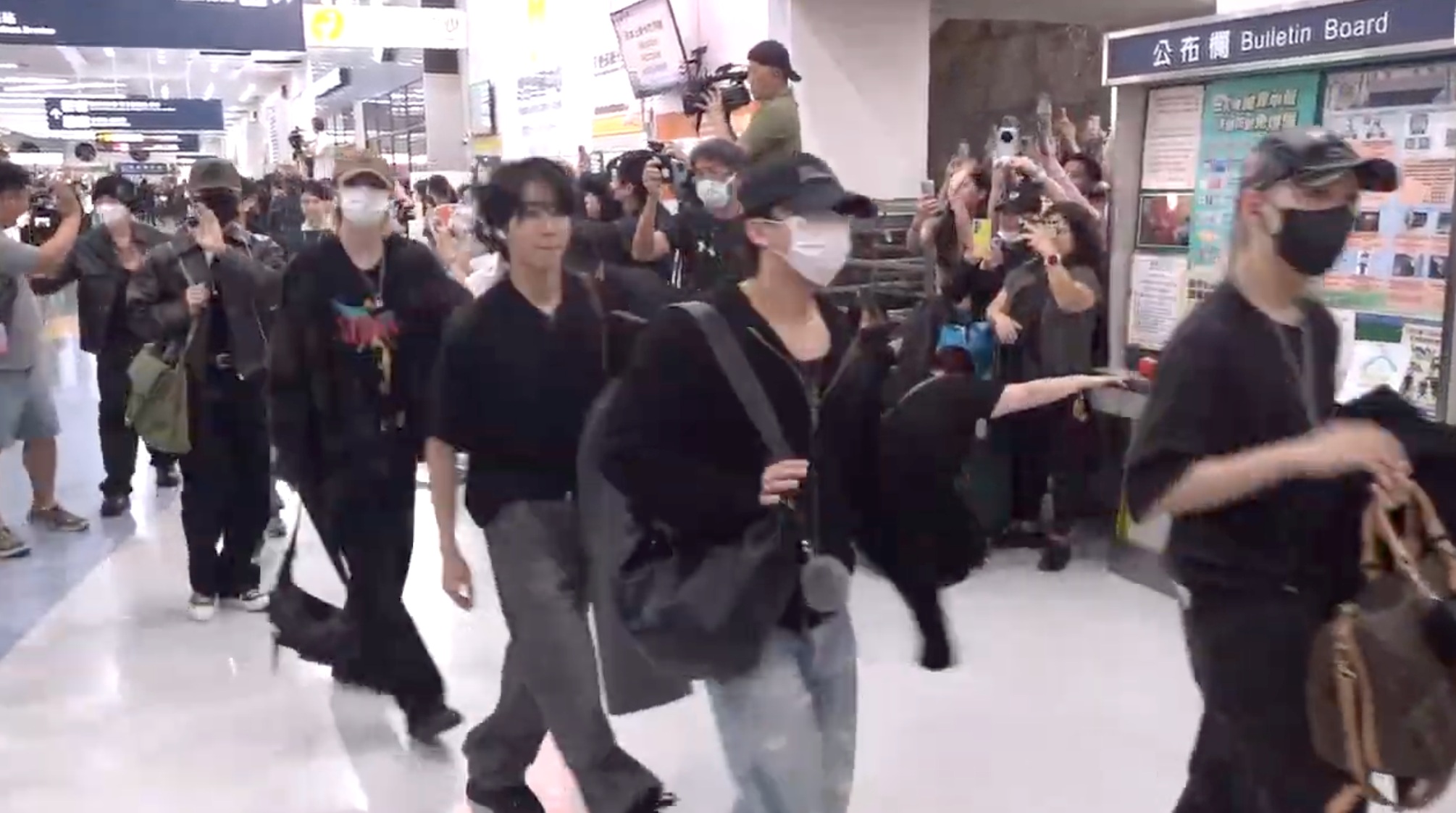 Stray Kids來台,配合成員LeeKnow腳傷緩慢走出接機大廳。(圖/娛樂中心)