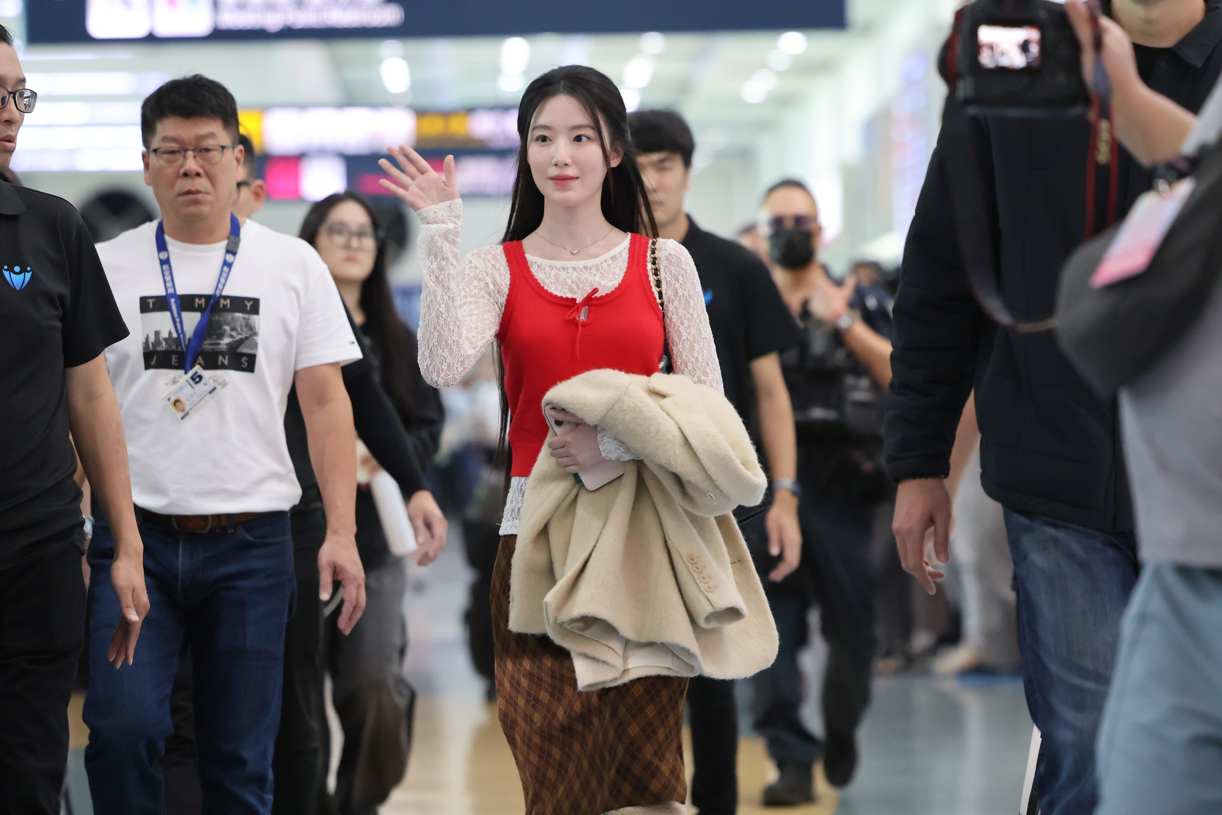 AAA／舒華打頭陣現身IU送飛吻　惠利、朴寶劍親切寵粉收粉絲信