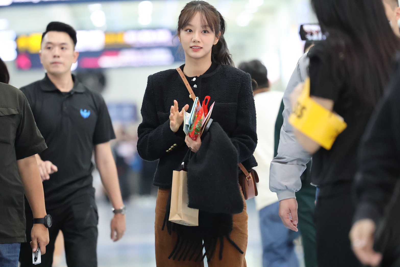 惠利在機場親切與粉絲互動。（圖／娛樂中心）