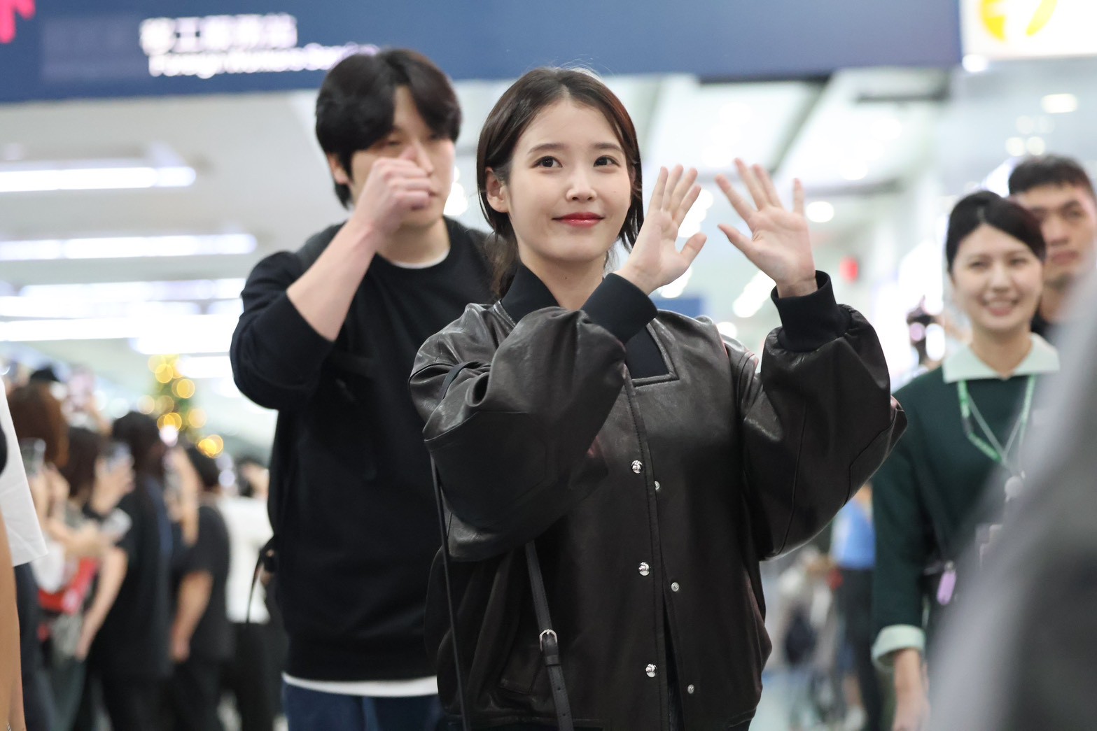IU在小港機場不斷向粉絲比愛心揮手，模樣十分可愛。（圖／娛樂中心）