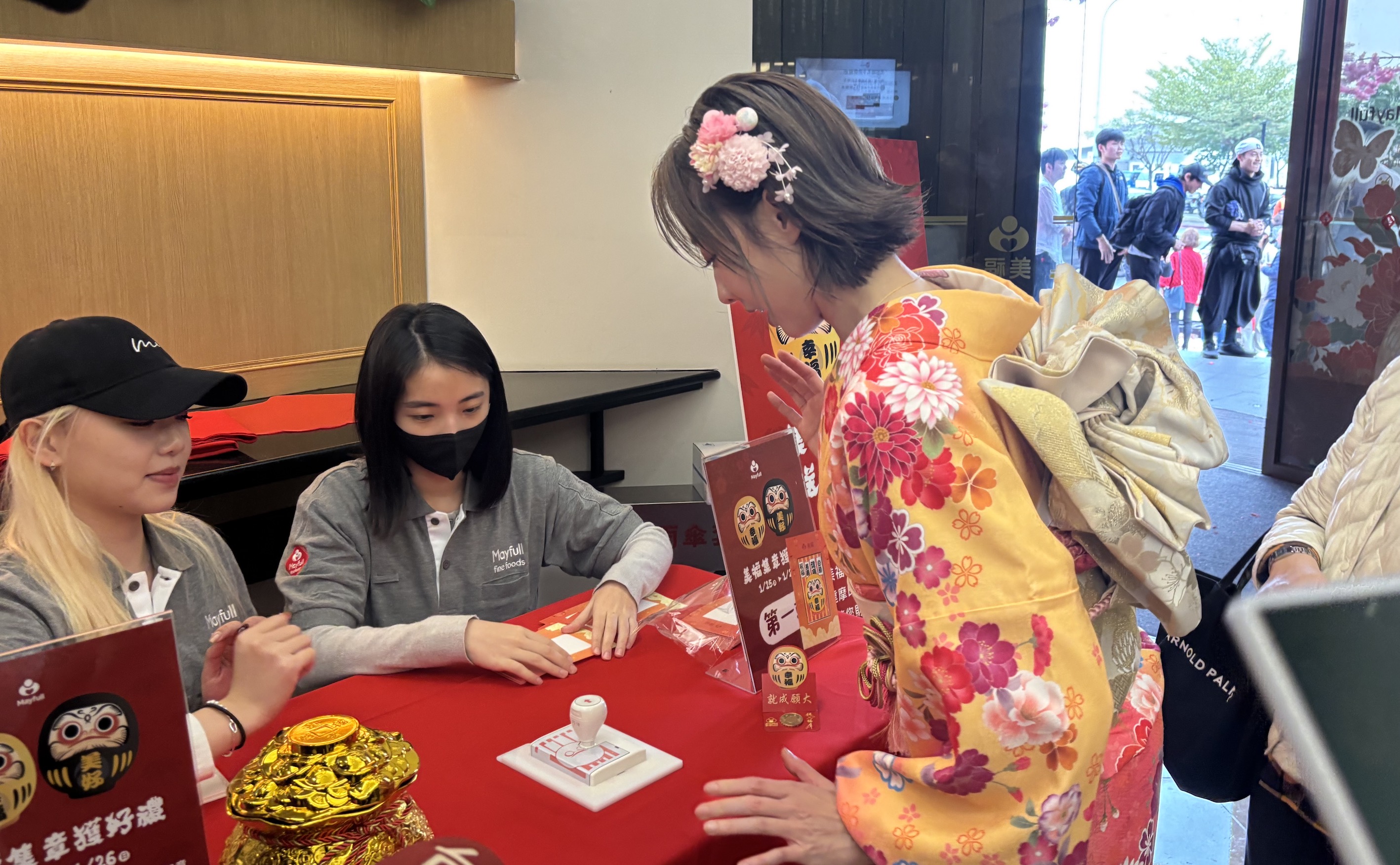 夏語心參與集達摩章就送開運小禮物的活動。（圖／美福食集提供）