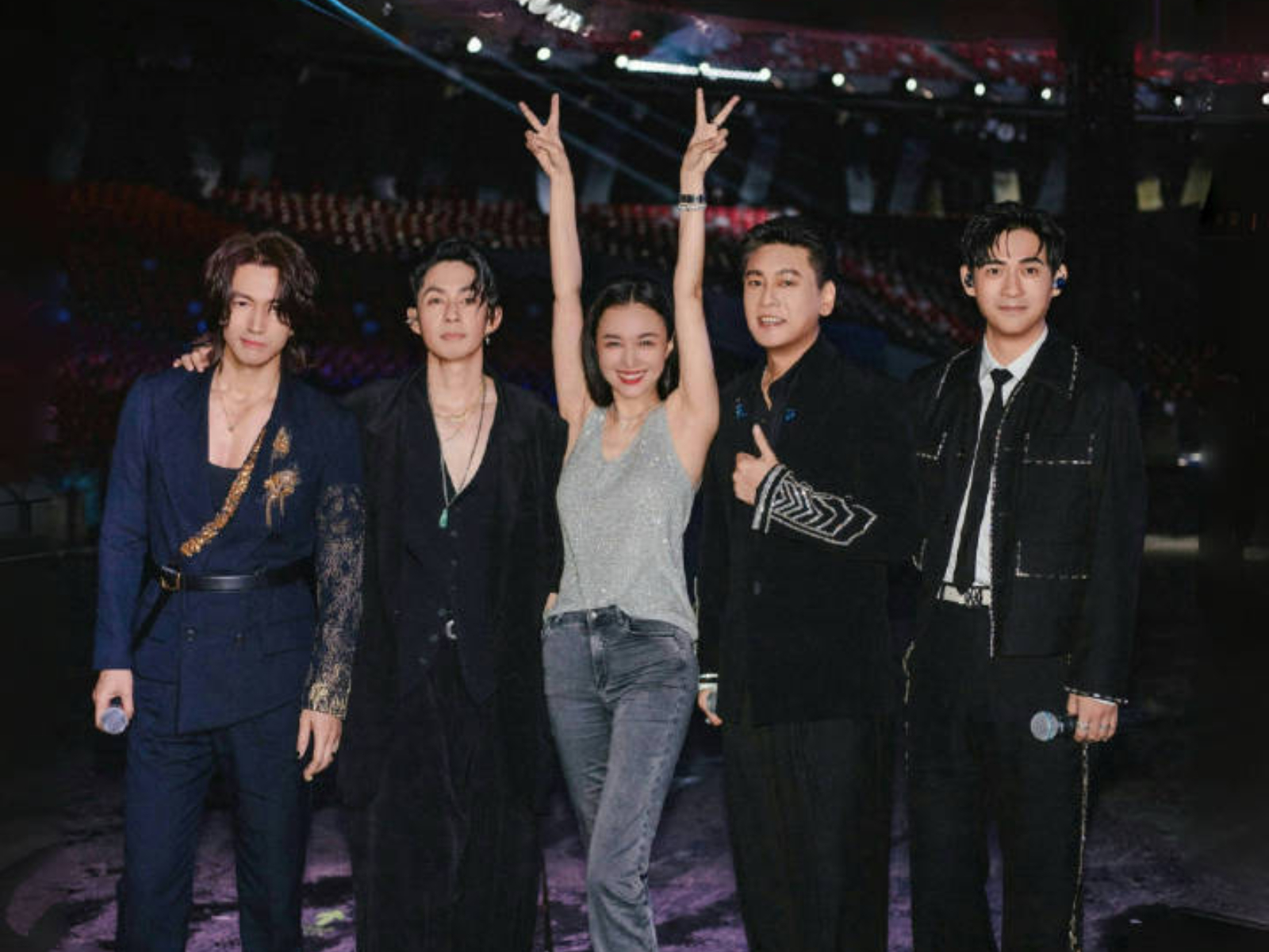 韓雯雯（中）和「F4」言承旭（左起）、吳建豪、朱孝天、周渝民合照。（圖／翻攝韓雯雯微博）