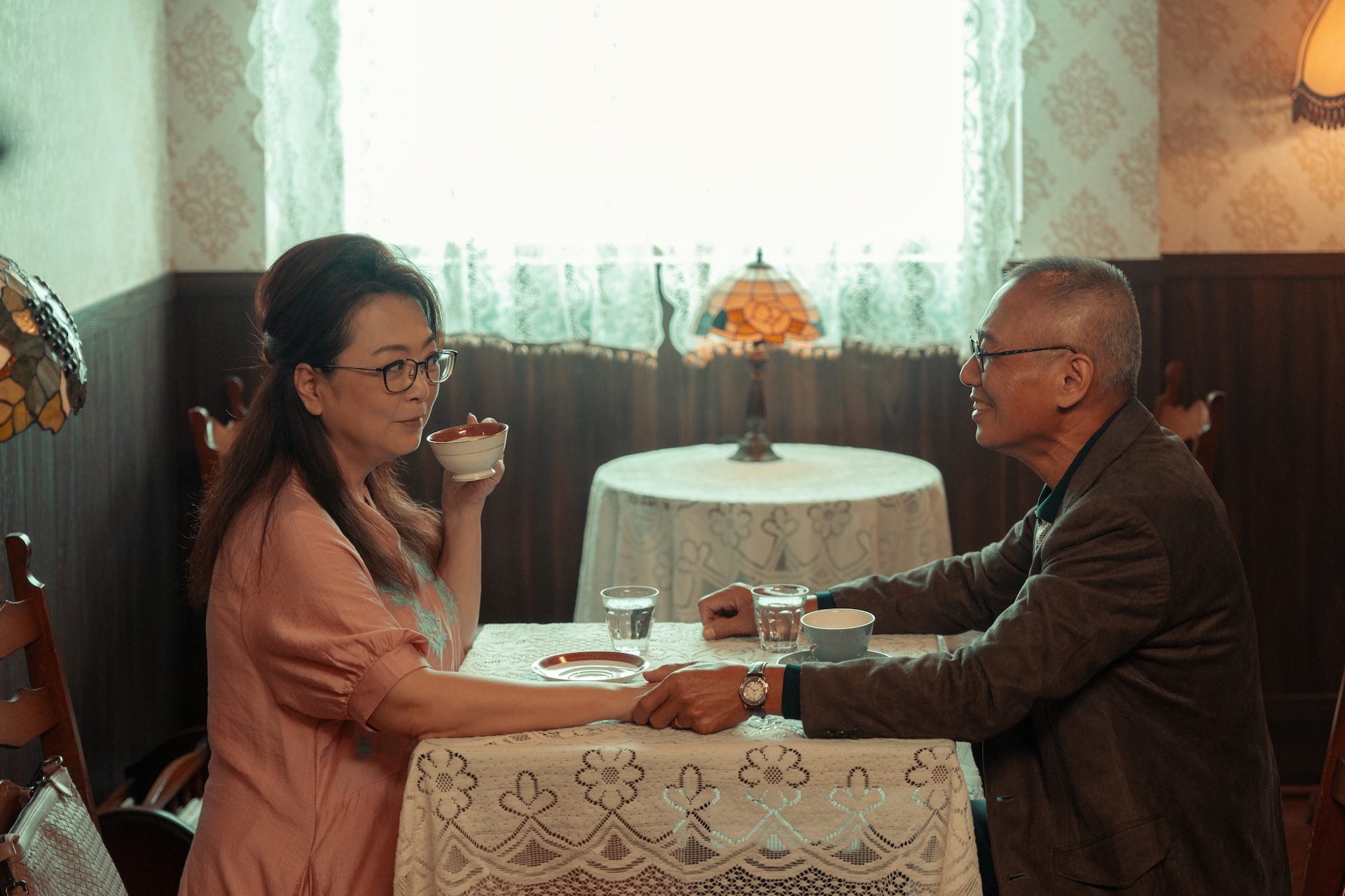 趙永馨(左)失智,讓深情童毅軍欲整回18歲模樣喚回愛情。(圖/六魚文創提供)