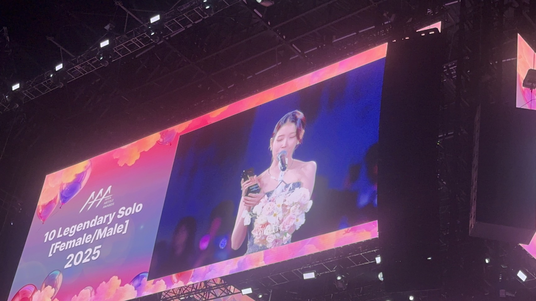 G-Dragon抱回「10年傳奇歌手」。（圖／記者粘湘婉攝）