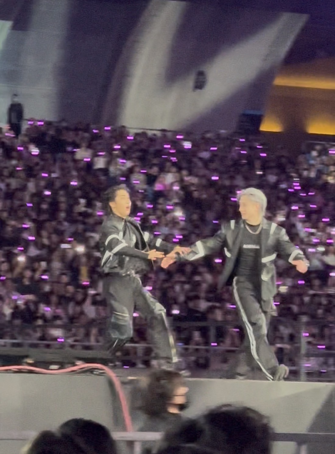 Stray Kids成員Han因上廁所來不及領獎,拔腿狂奔上台。(圖/記者粘湘婉攝影)