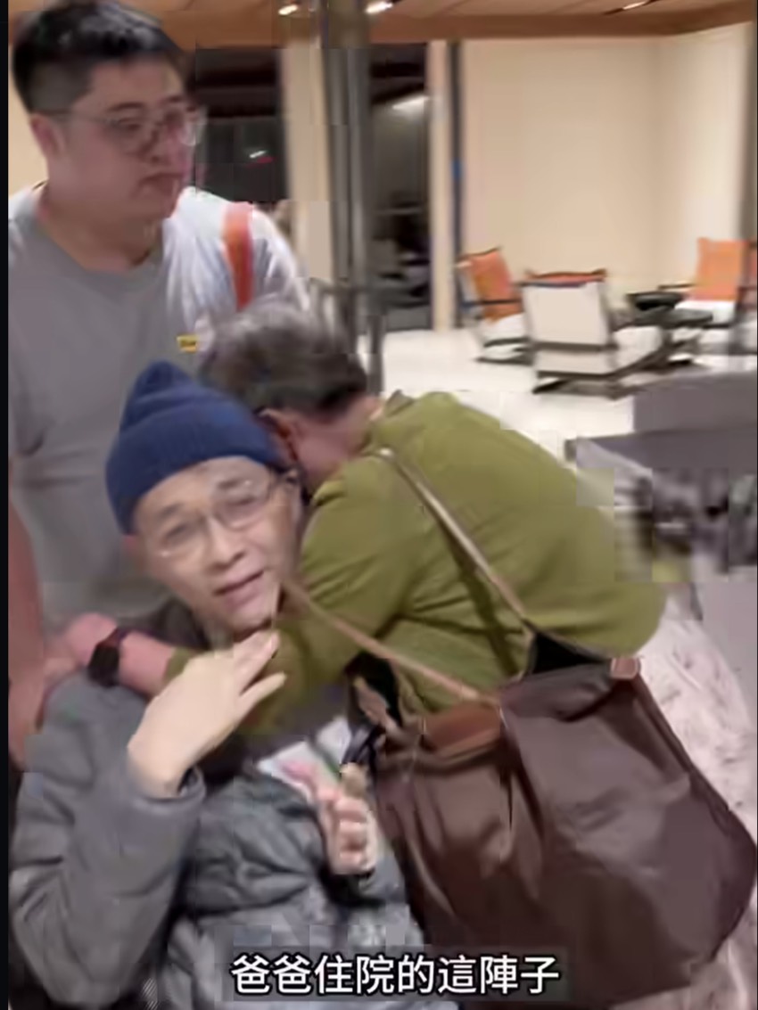 林逸欣爸爸出院,媽媽抱著老公激動落淚。(圖/翻攝林逸欣IG)